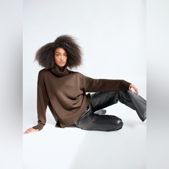 New Aritzia Babaton Nexus Cream 100% Merino Wool Turtleneck Size 2 - Picture 2 of 10